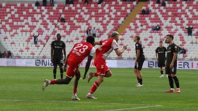 Gol düellosunda kazanan Sivasspor!