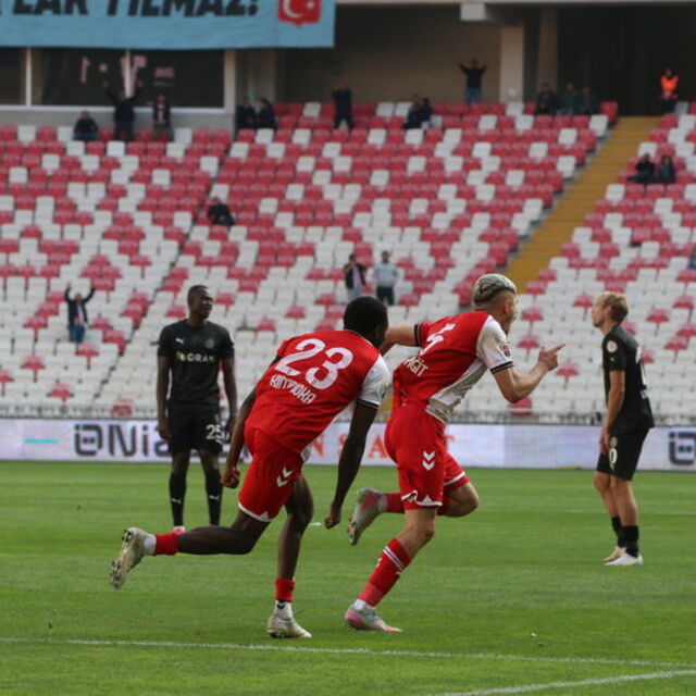 Gol düellosunda kazanan Sivasspor!