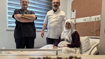 77 yaşındaki kadının safra kesesinden 213 tane taş çıkarıldı