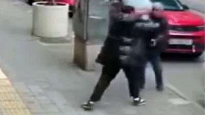 Ev sahibini sokakta darbetti