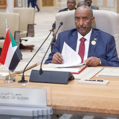 el-Burhan'dan Faşir'i terk etmek zorunda kalanlara ziyaret