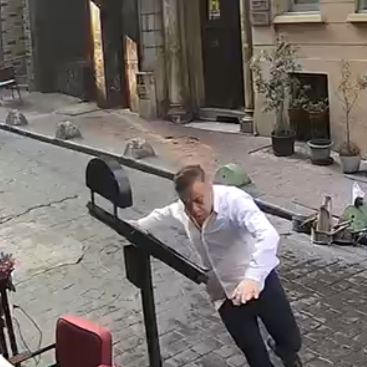 İstiklal'de silahlı saldırı! Yaralılar var! | Son Dakika