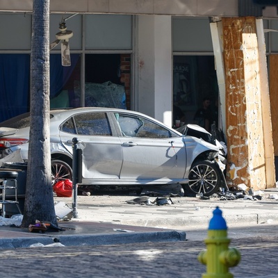 Polisten kaçarken otomobiliyle gece kulübüne girdi!