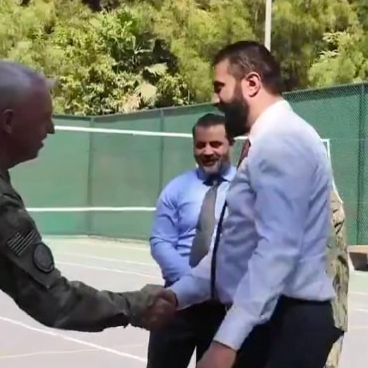 Şara ABD'li komutanlarla basketbol oynadı