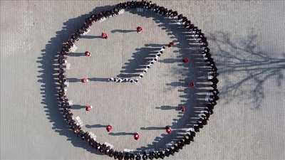 İlkokul öğrencilerinden saat "09.05" koreografisi