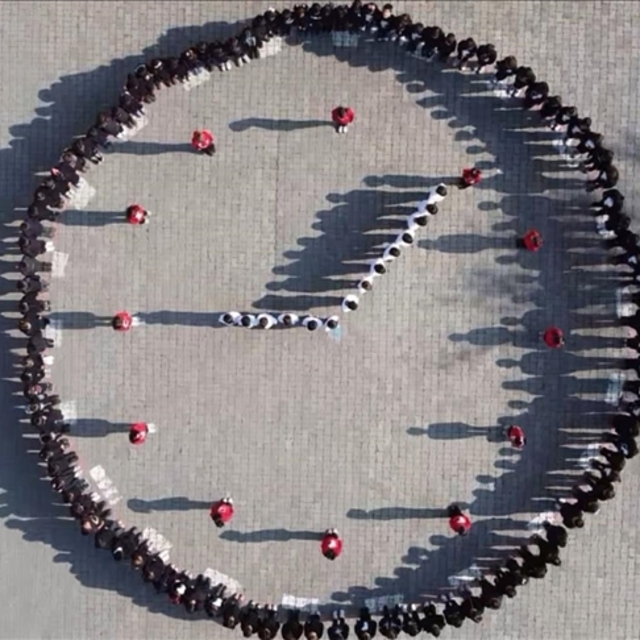 İlkokul öğrencilerinden saat "09.05" koreografisi