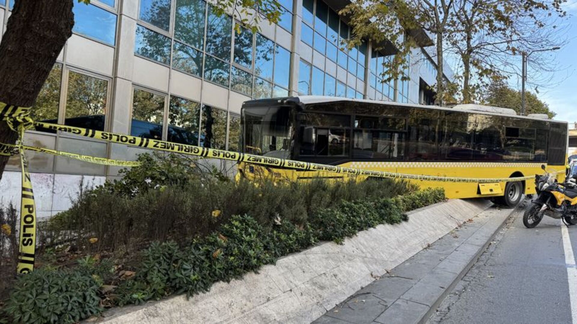 Beşiktaş'ta Şoförü Kalp Krizi Geçiren Otobüs Kaldırıma Çıktı
