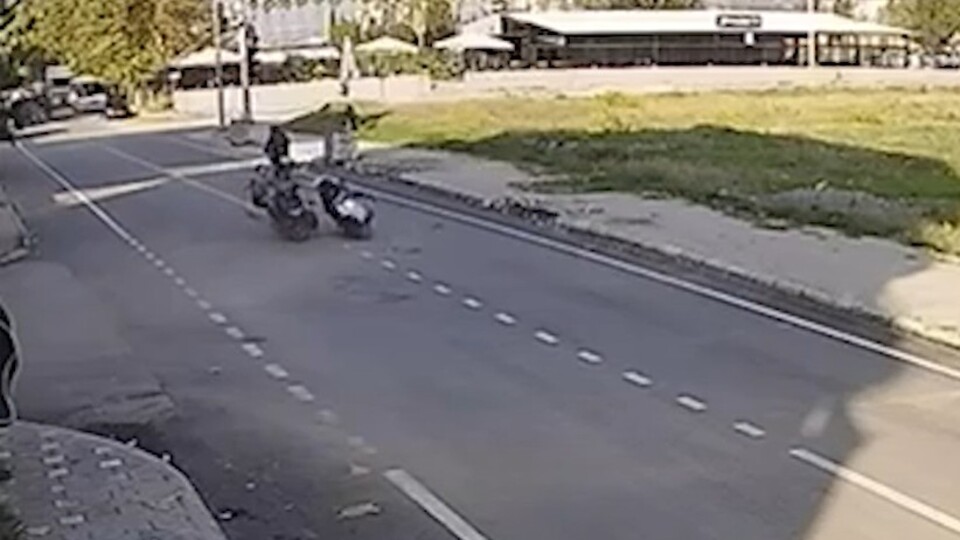 Motosikletlilerin çarpışma anı kamerada