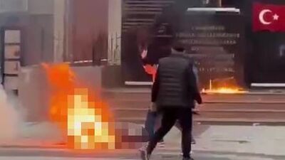 Kendini ateşe verdi!