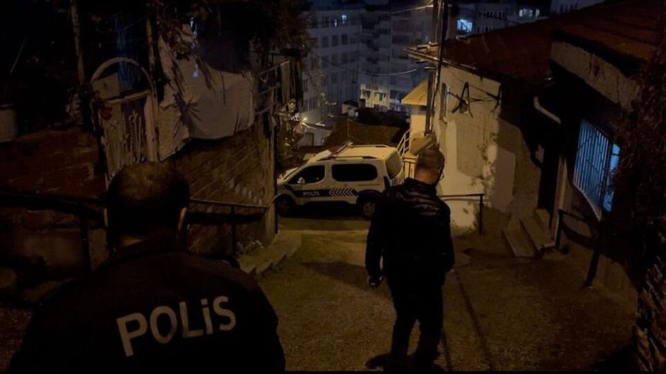 Bahçede cesetle karşılaştı! 8 metreden düşmüş!