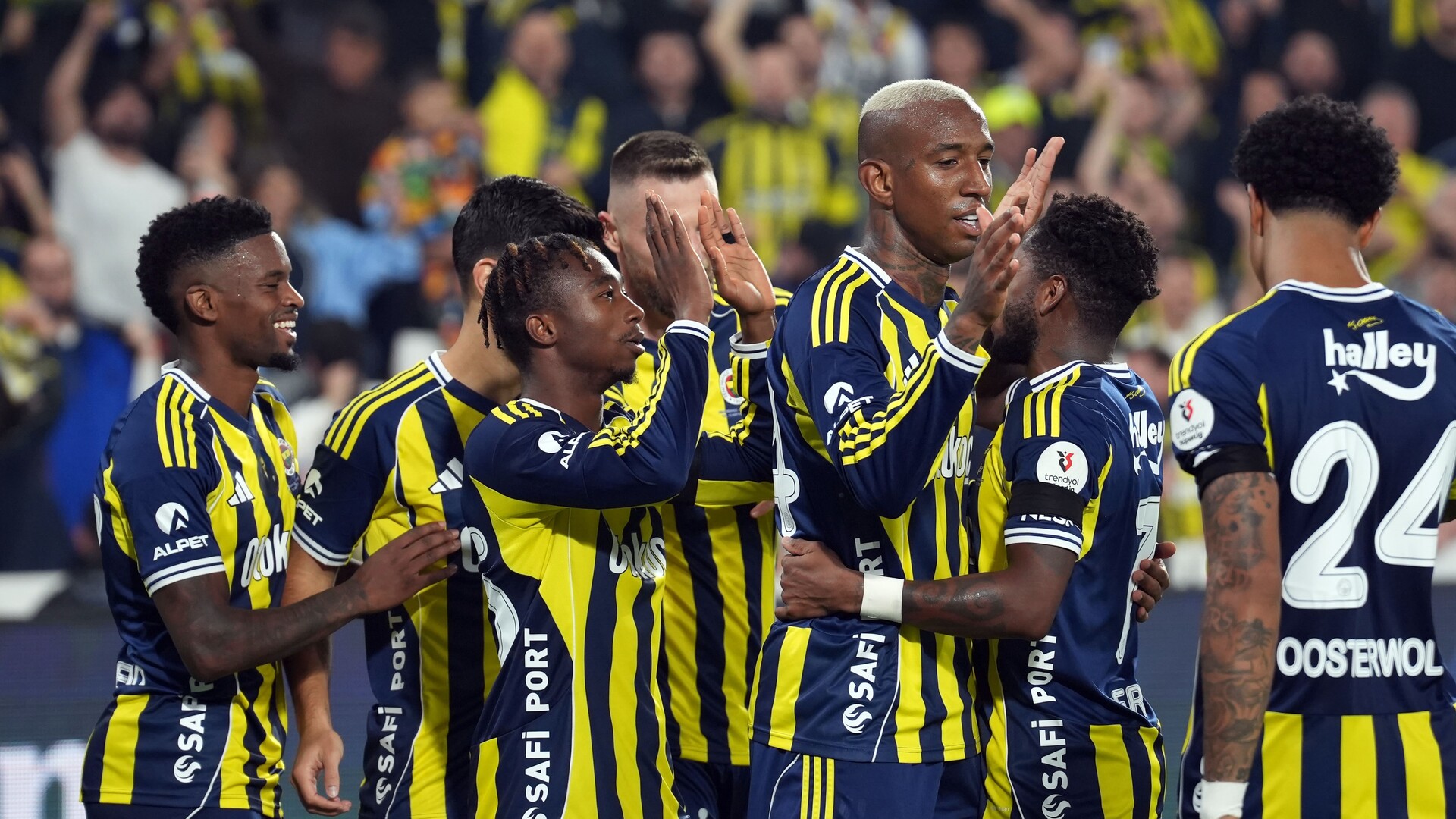 Fenerbahçe, Kayserispor'u 4-2 Yenerek Lider Galatasaray'la Farkı 1'e İndirdi