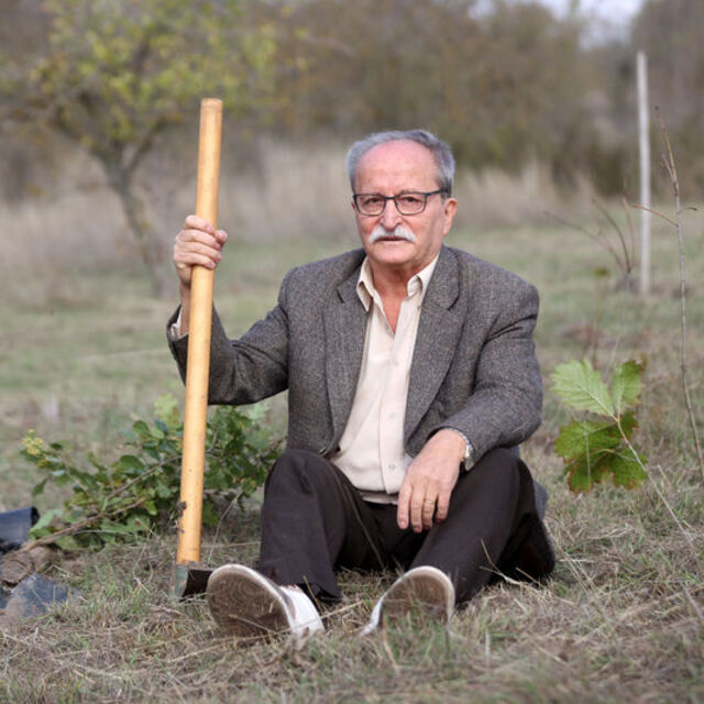 Emekli orman mühendisi ağaç sevgisiyle gençlere örnek oluyor
