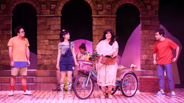 “Pat Pat Patara” son iki oyunuyla sahnede