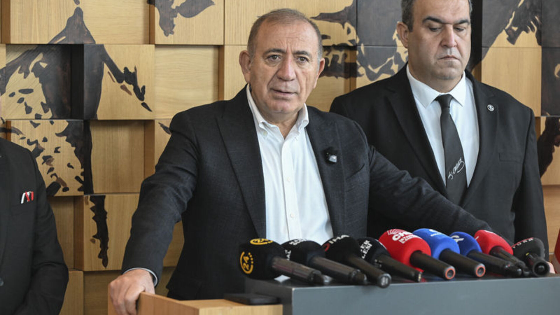 CHP'li Gürsel Tekin'den Aziz İhsan Aktaş'a Suç Duyurusu