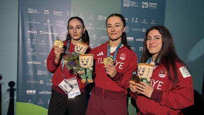 Kadın milli halterciler altın madalyaları Atatürk'e adadı