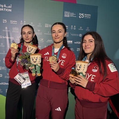 Kadın milli halterciler altın madalyaları Atatürk'e adadı