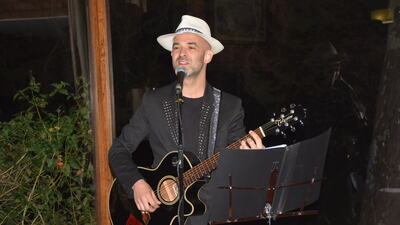 Hem sesi hem de aranjmanı ile yer aldı