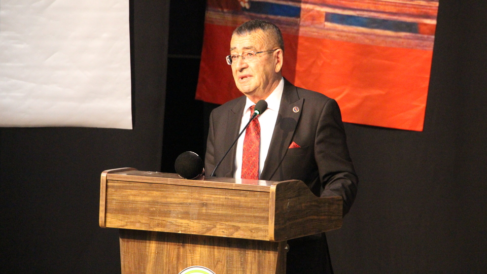 Salon boş kaldı, başkanın sesi titredi