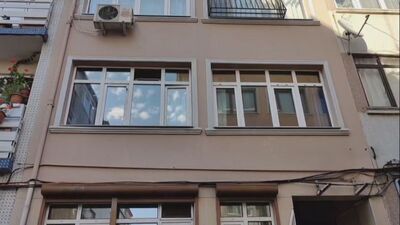 Evinin önünde silahlı saldırıya uğradı