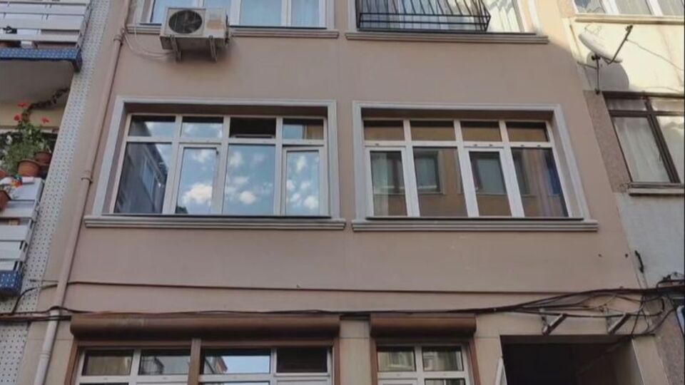 Evinin önünde silahlı saldırıya uğradı