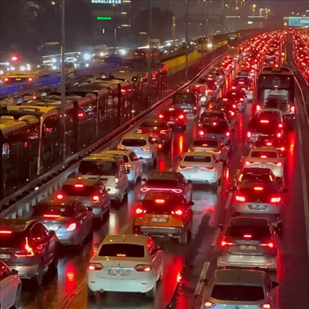 İstanbul'da trafik yoğunluğu yaşanıyor