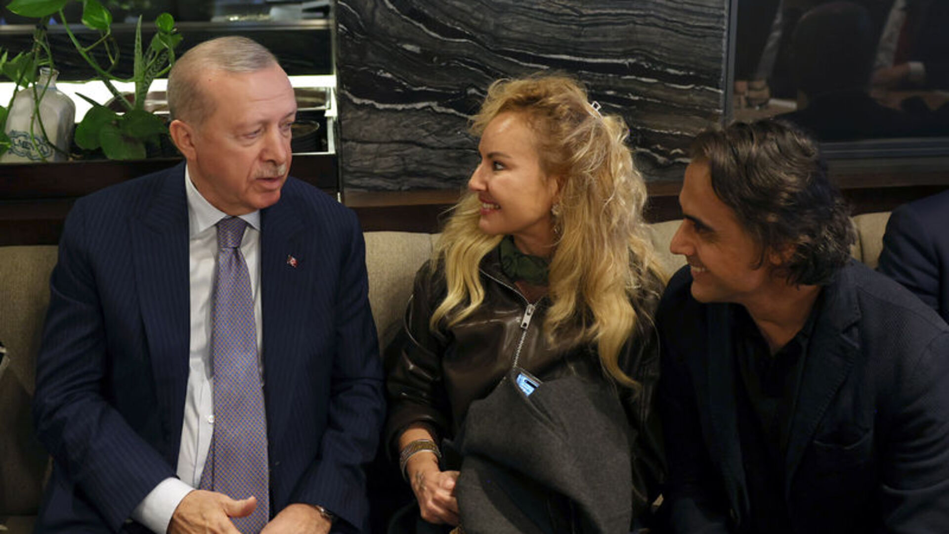Cumhurbaşkanı Erdoğan MYK Sonrası Kafede Vatandaşlarla Buluştu