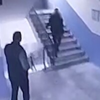 Öğrenciyi merdivenlerden itti!