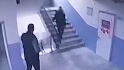 Öğrenciyi merdivenlerden itti!