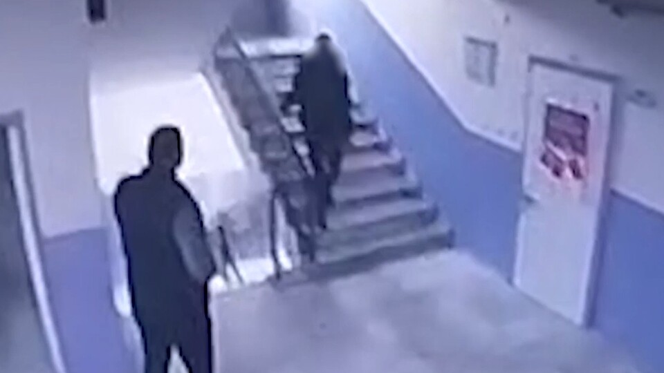 Öğrenciyi merdivenlerden itti!