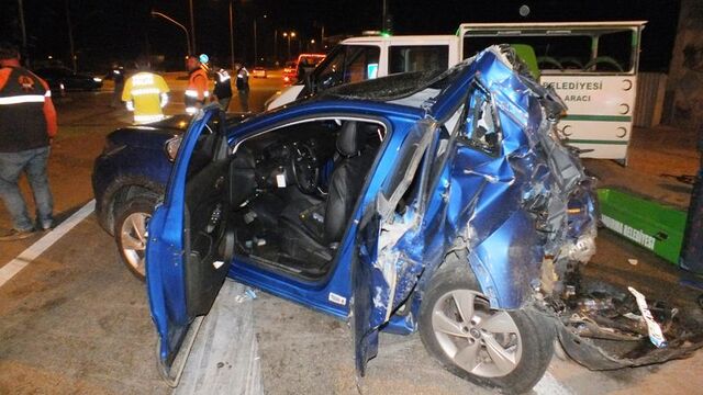 Bandırma'da TIR, otomobile çarptı: 1 ölü, 3 yaralı