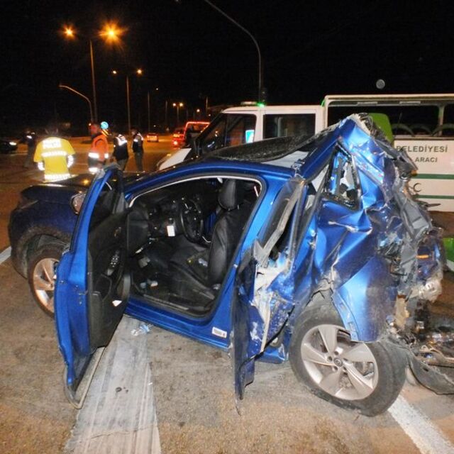 Bandırma'da TIR, otomobile çarptı: 1 ölü, 3 yaralı