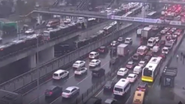 Arızalanan metrobüs seferleri aksattı