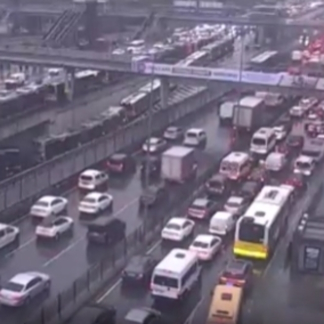 Arızalanan metrobüs seferleri aksattı