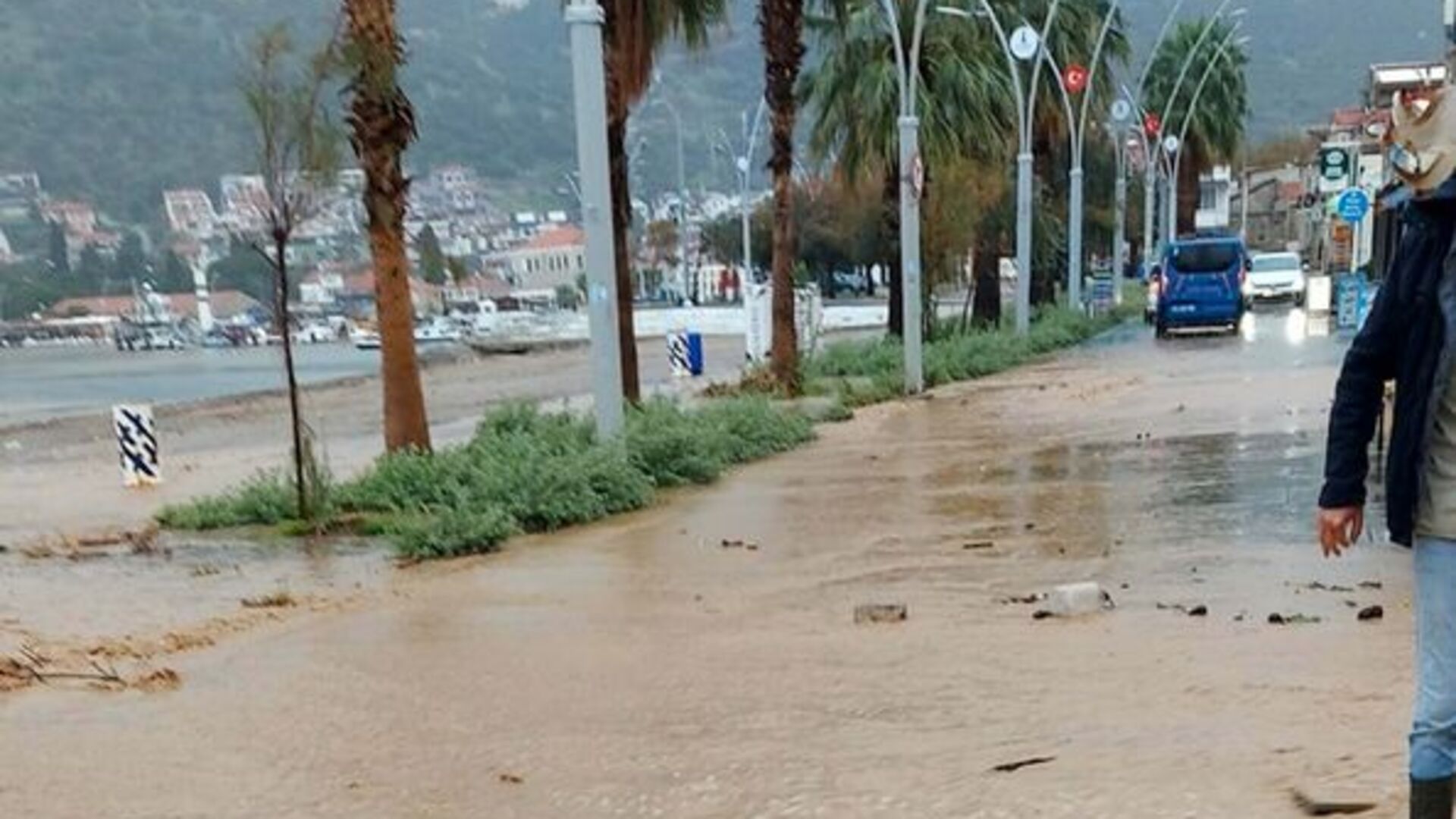 İzmir'de Sağanak Felaketi: Foça'da Sokaklar Göle Döndü