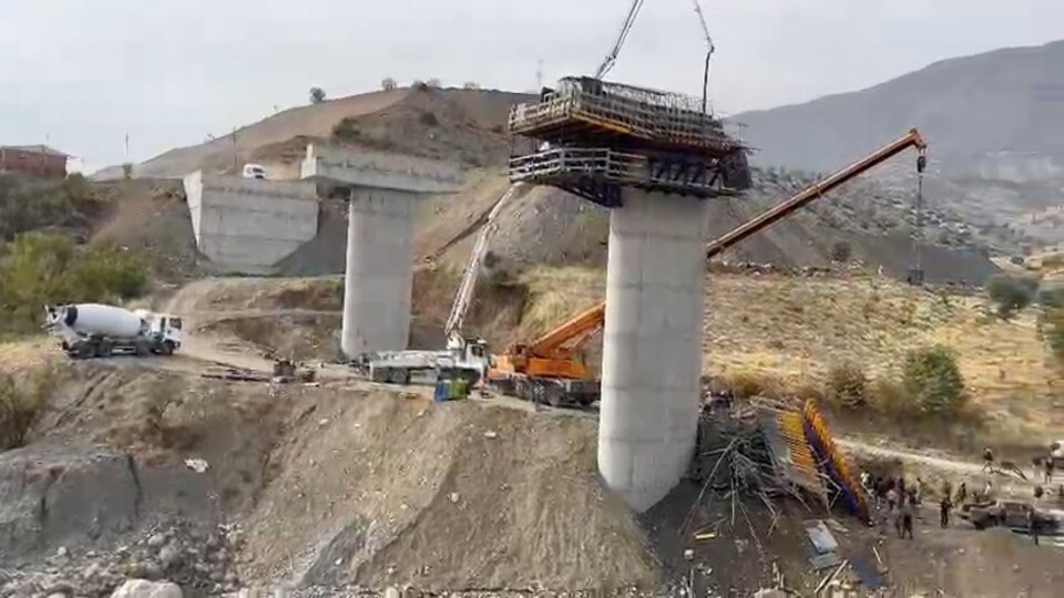 Köprü inşaatında iskele çöktü! 3 kişi öldü!