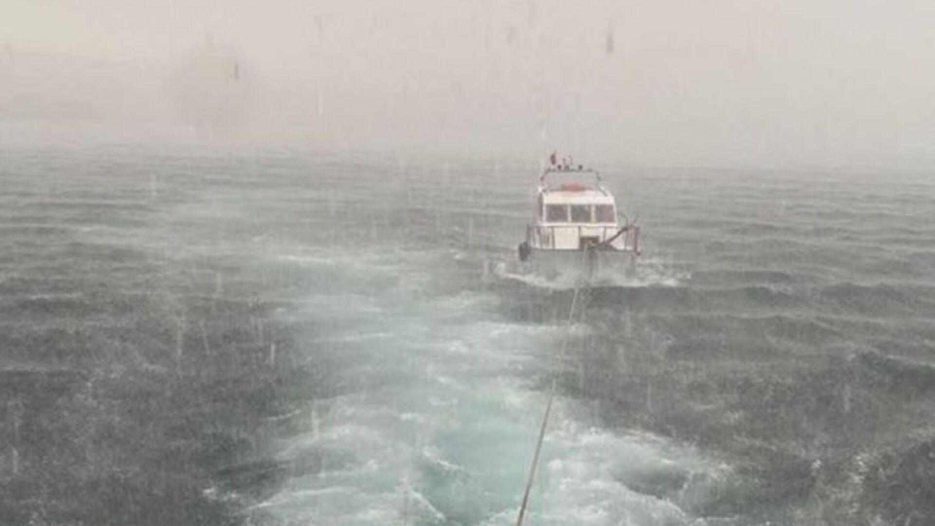 Çanakkale Boğazı'nda sürüklenen tekne kurtarıldı