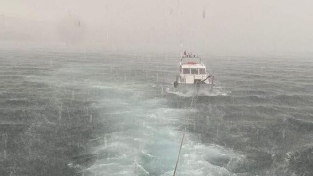 Çanakkale Boğazı'nda sürüklenen tekne kurtarıldı