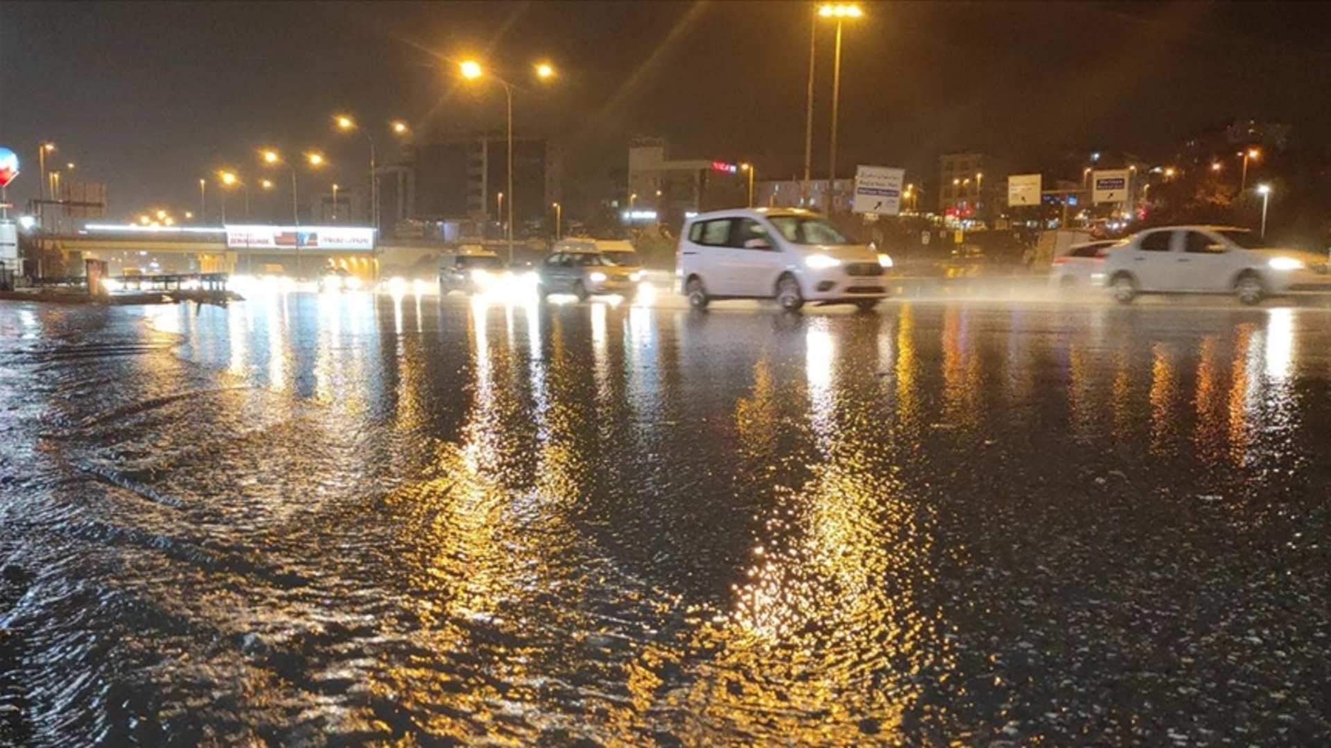 İstanbul'da Aralıklı Sağanak Yağışlar Hayatı Olumsuz Etkiledi