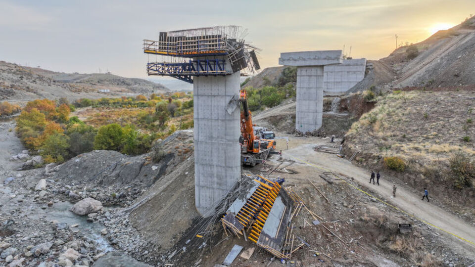 Viyadük inşaatında iskele çöktü! 4 işçi öldü