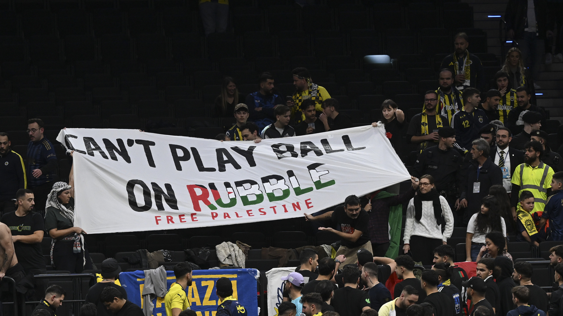 Fenerbahçe taraftarından İsrail ve EuroLeague'e tepki! "Enkazların üzerinde top oynayamazsın" - Basketbol Haberleri