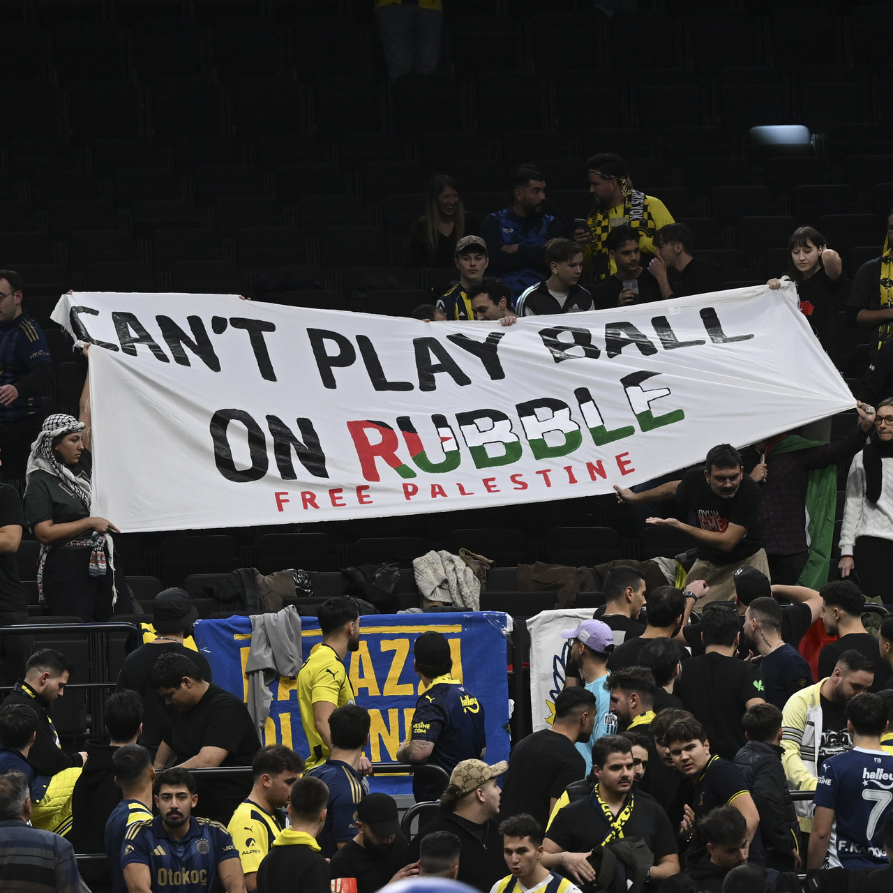 Enkazların üzerinde top oynayamazsın!