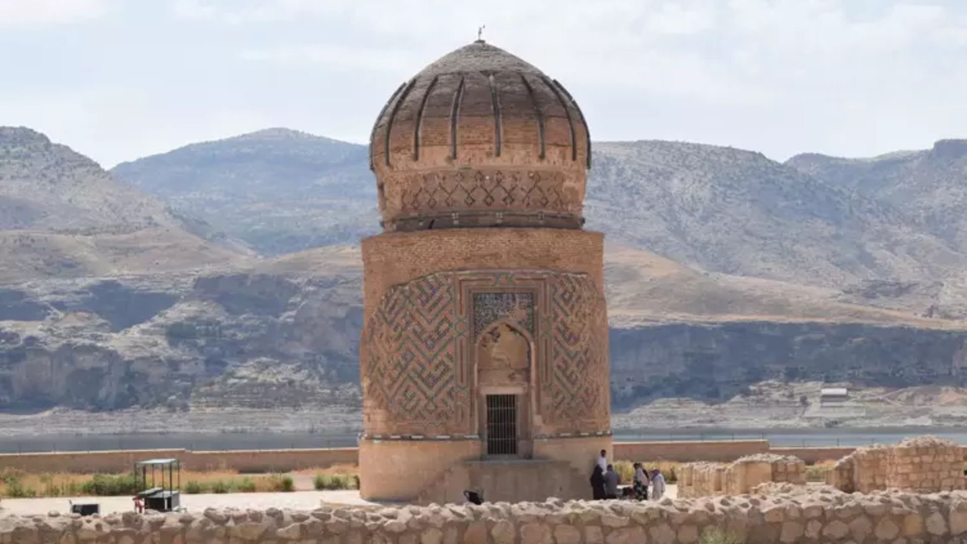 Hasankeyf'te 552 yıllık Zeynel Bey Türbesi, turistlerin uğrak noktalarından