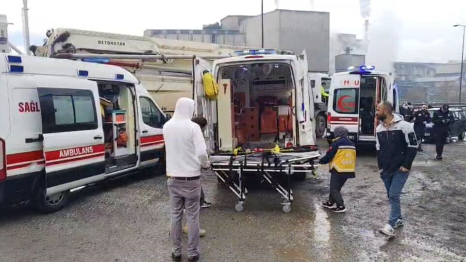 Otomobil ile kamyon çarpıştı: 5 yaralı