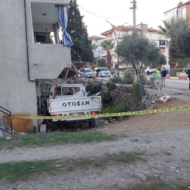 Kamyonet ağaca çarptı: 1 ölü, 4 yaralı
