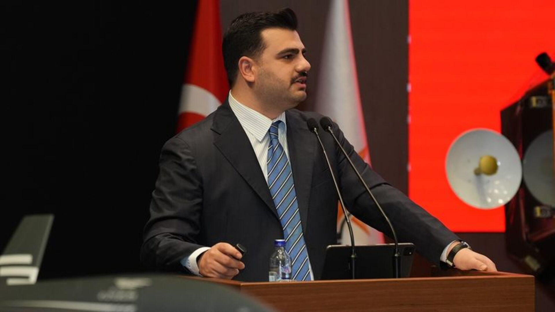 AK Parti'den Özgür Özel'e Sert Yanıt: 'Sen Figüranssın'