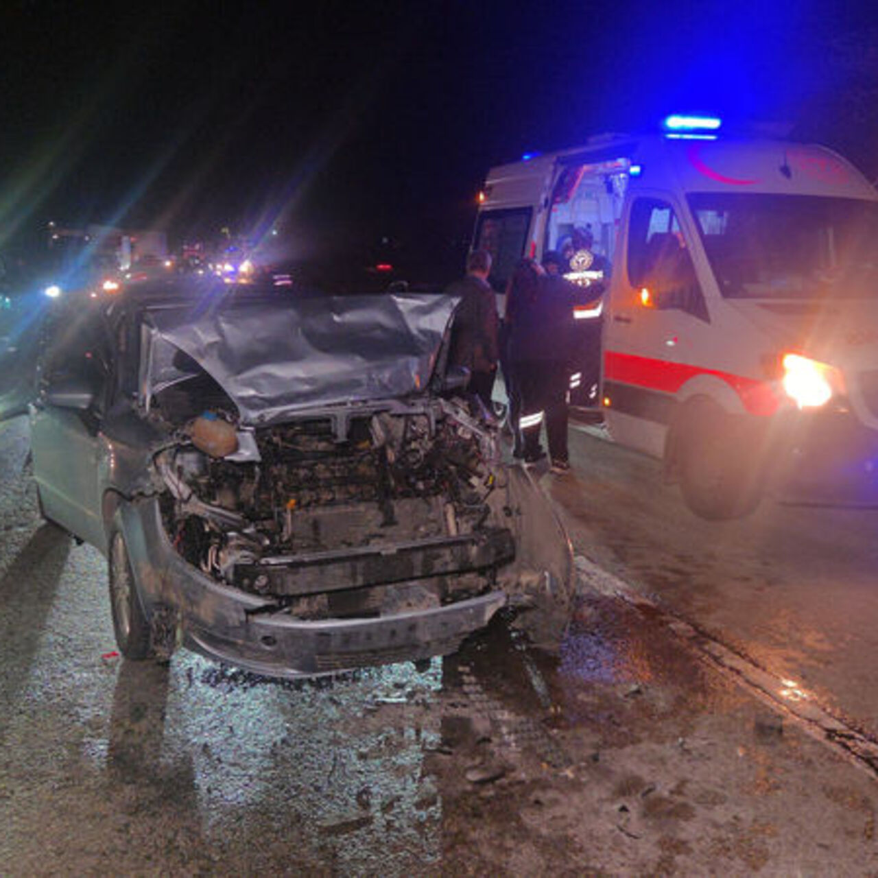 Kırmızı ışıkta bekleyen araca çarptı: 5 yaralı