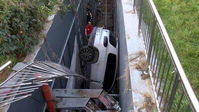 9 araca çarptı! 5 metre boşluğa düştü