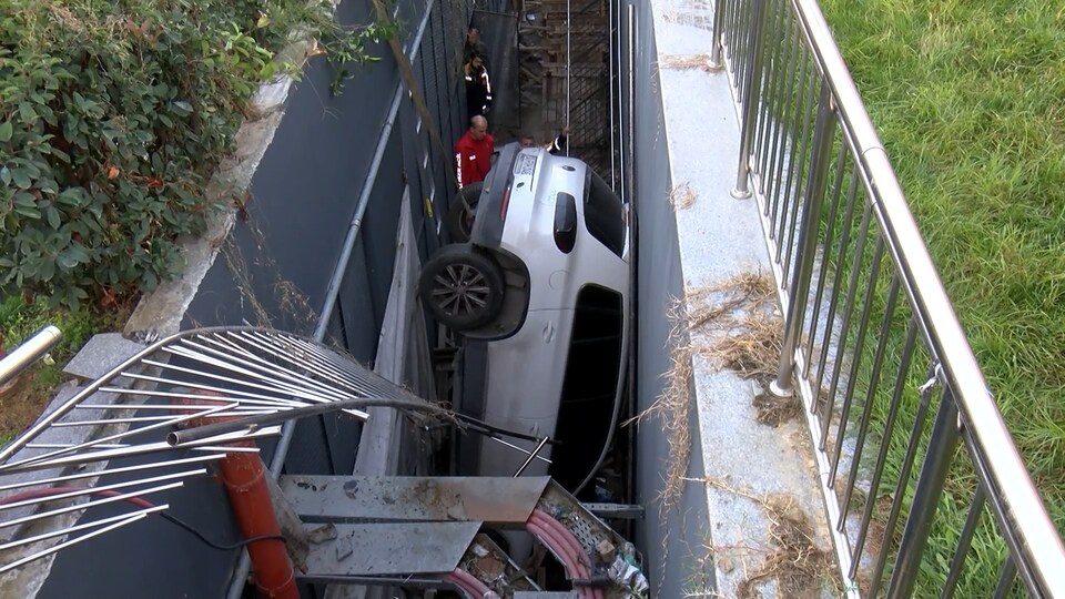 9 araca çarptı! 5 metre boşluğa düştü