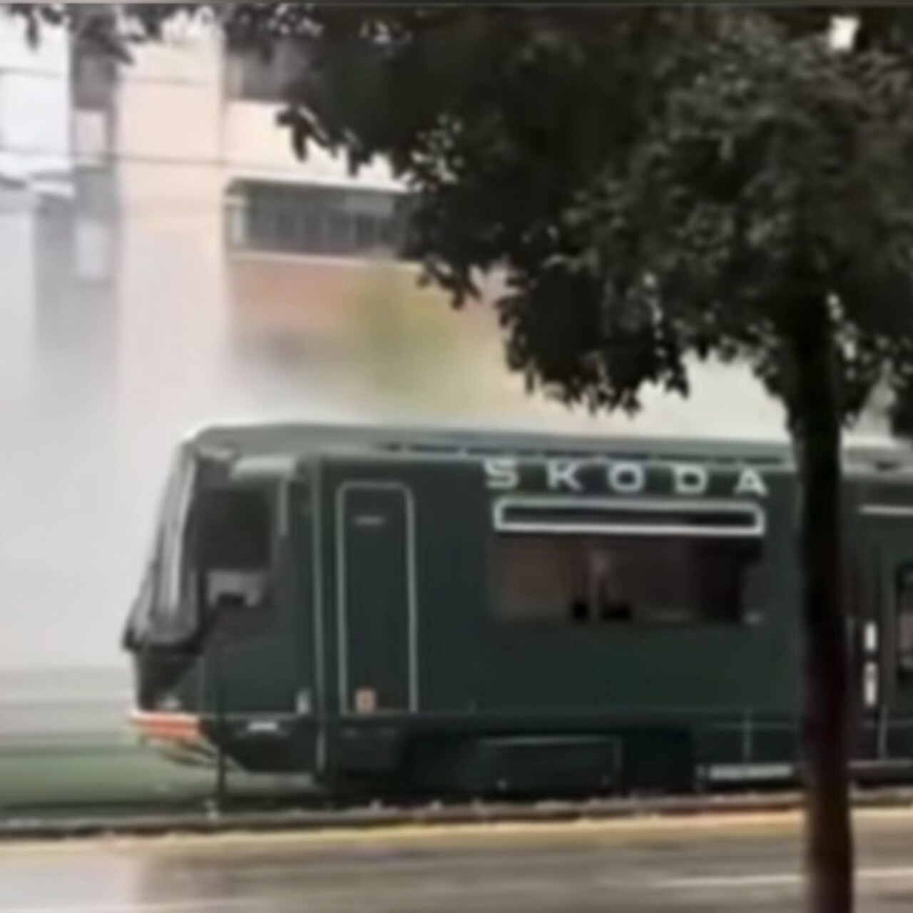 Tramvaya yıldırım düştü! Panik anları!