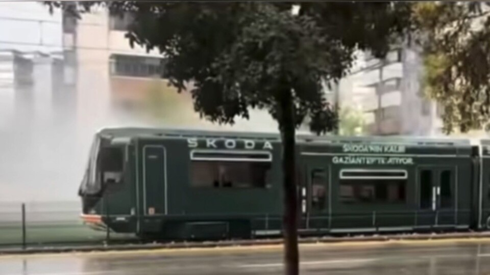 Tramvaya yıldırım düştü! Panik anları!